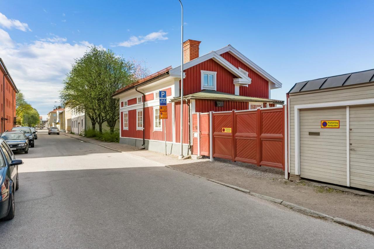 Gardshuset Mitt I Centrala Gaevle Eksteriør billede